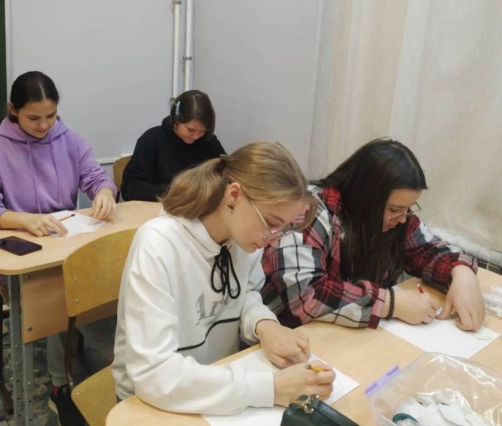 Дети из многодетной семьи учились делать бумажного ангелочка