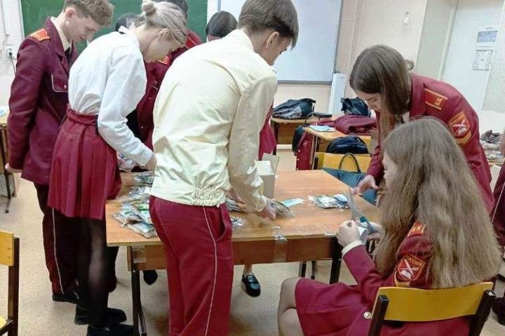 Ученики Столбищенской школы помогают фасовать сухие супы для солдат СВО