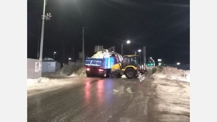 В Лаишеве по вечерам убирают снег