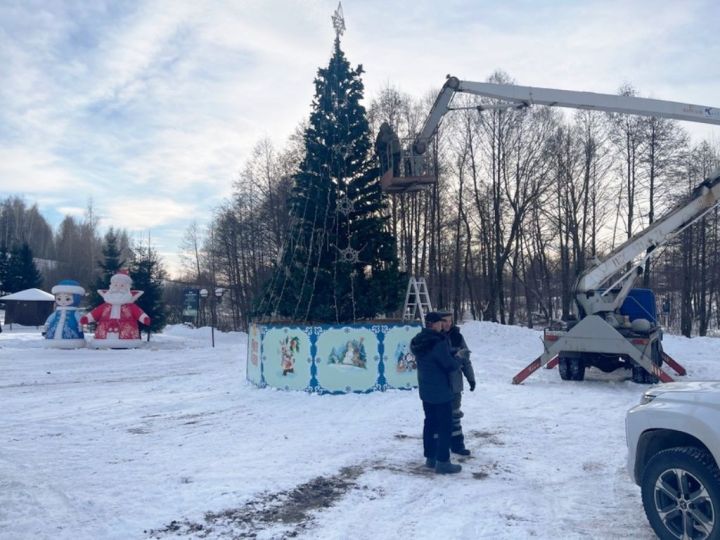 В Среднем Девятове готовы к открытию центральной елки