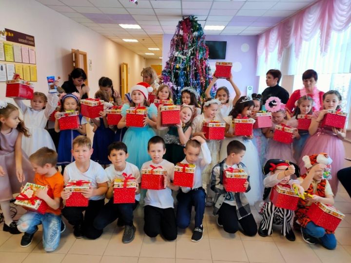 Коллектив школы из Лаишевского района организовал большой новогодний праздник