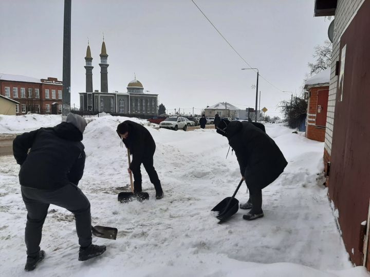 Студенты Лаишевского техникума помогают пенсионерам убрать снег во дворе