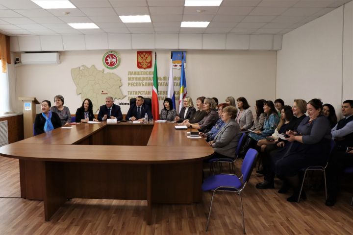Онлайн-трансляция открытия Года педагога и наставника в РТ в Лаишеве