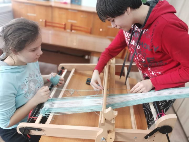 Воспитанники Лаишевского реабилитационного центра осваивают ткацкое искусство