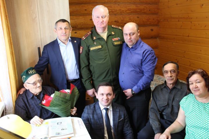Глава Лаишевского района поздравил с праздником 100-летнего ветерана Великой Отечественной войны