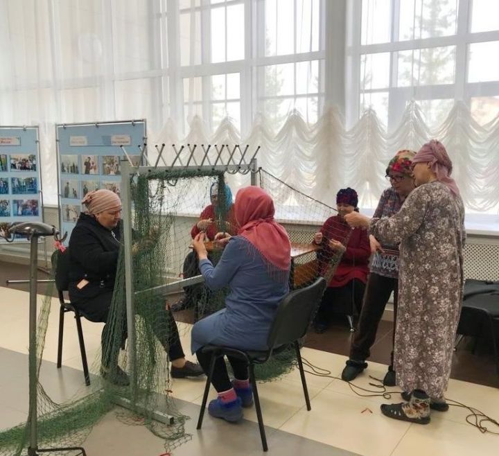 Жители Малой Елги плетут сети