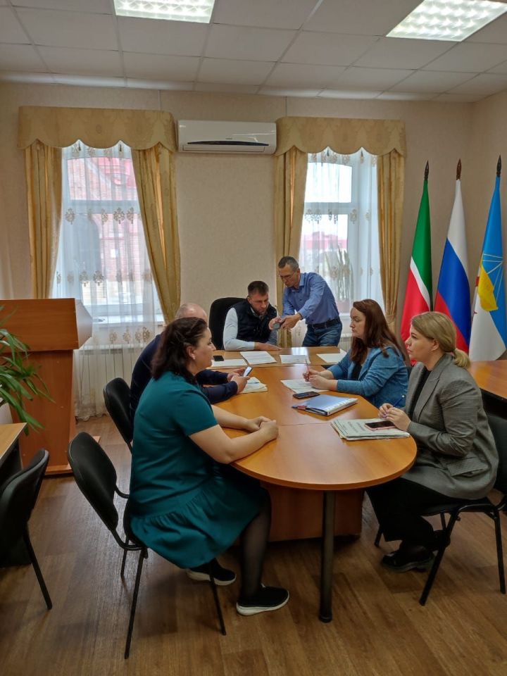 На административной комиссии в Исполкоме Лаишевского района рассмотрели четыре протокола правонарушений