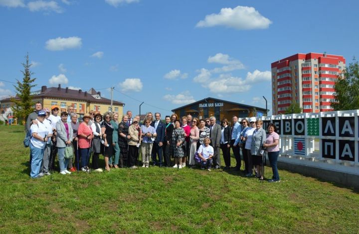 Тур по Лаишеву начался с тренировки по скандинавской ходьбе