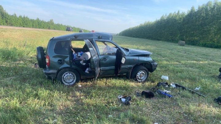 В Лаишевском районе перевернулся автомобиль с двумя детьми в салоне