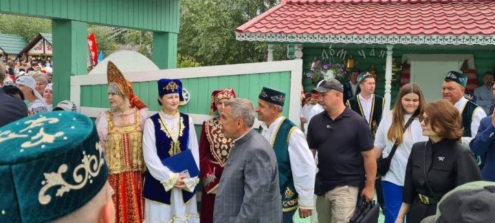 Подворье Лаишевского района на Сабантуе посетил Рустам Минниханов