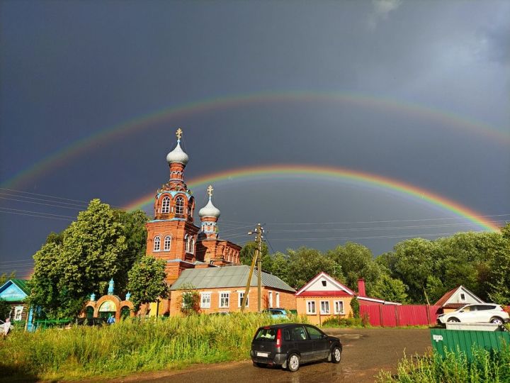 В праздник Казанской Иконы Божией Матери над храмом появилась двойная радуга