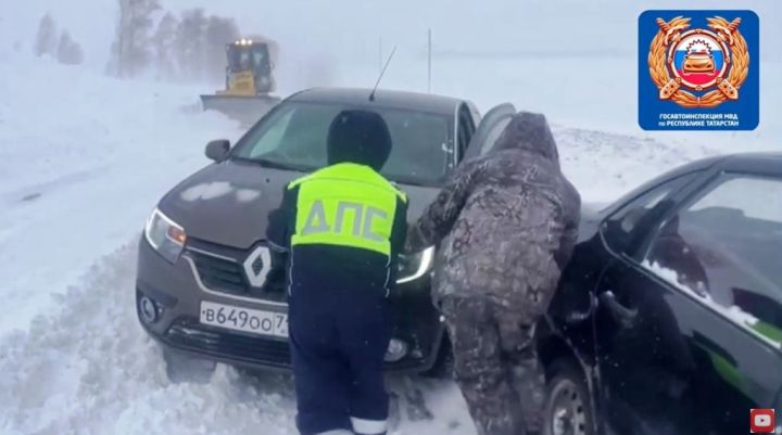Представляем видеосюжет о том, как автоинспекторы в Татарстане помогают водителям в непогоду
