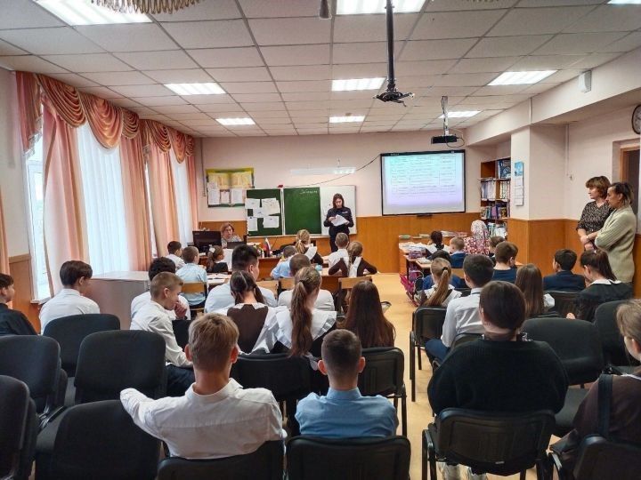 Полиция хезмәткәрләре Лаеш районы укучылары белән буллингка профилактика үткәрә.