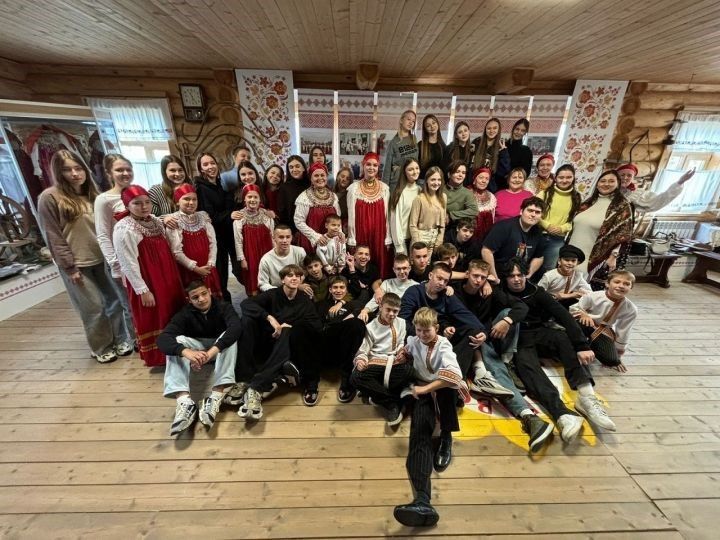 Никольскида туристларны «Каравон» фольклор ансамбле катнашучылары каршы алды.
