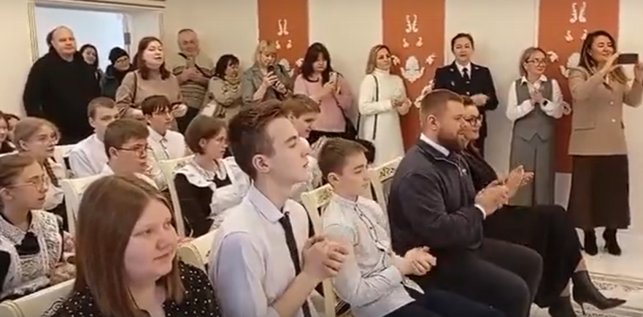 В День Конституции России ее юным гражданам вручили паспорта