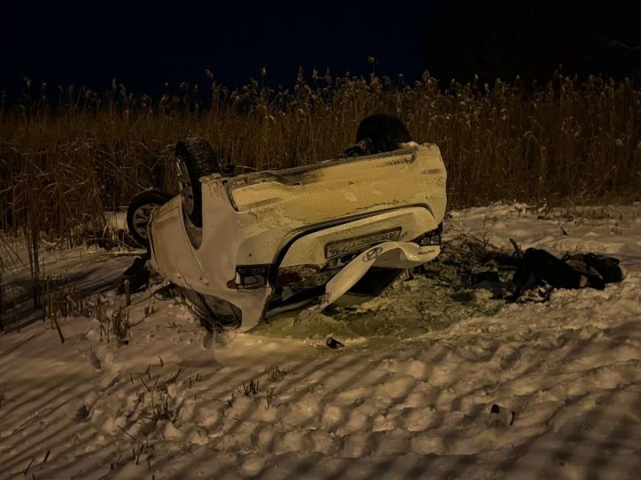 В Лаишевском районе машина упала под мост