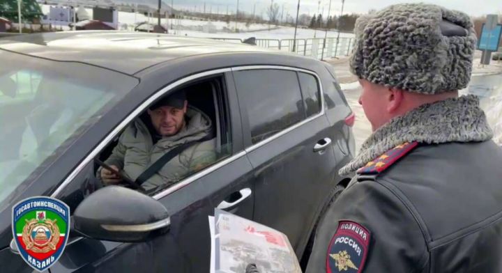 Сотрудники ГАИ и Дед Мороз поздравили самых дисциплинированных водителей