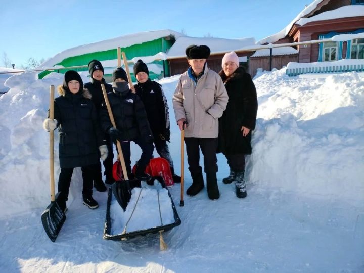 Лаишевские юнармейцы помогают 93-летнему труженику тыла