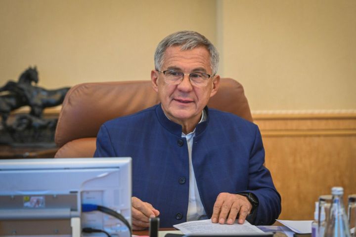 Раис Татарстана Рустам Минниханов поздравил с Днем защитника Отечества