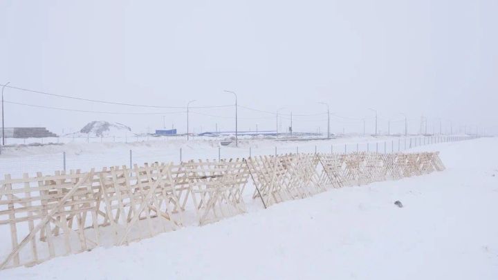 Вдоль трассы М-12 устанавливаются снегозадерживающие щиты