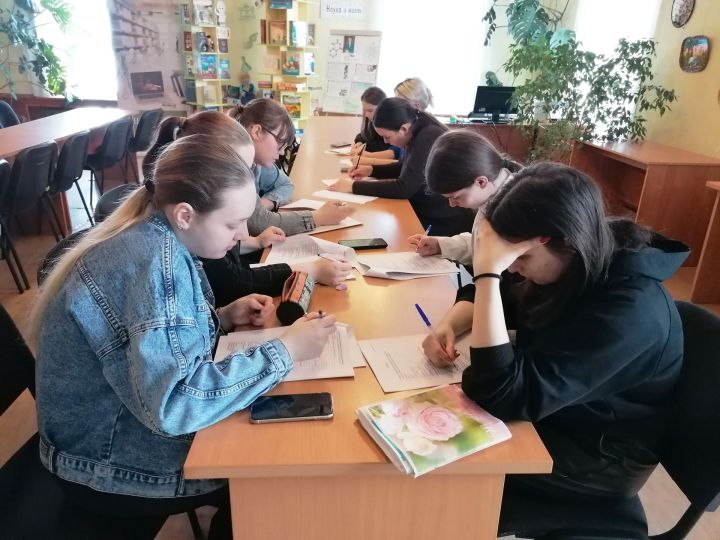 В преддверии выборов Президента РФ в библиотеке г. Лаишево состоялась Своя игра «Мы — будущие избиратели»