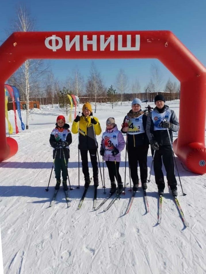 В лыжных соревнованиях «Семейная эстафета» приняли участие семья Козловых и учащиеся Среднедевятовской школы