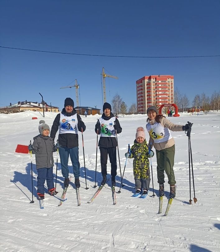 Семья Гайнуллиных из Сокуров приняла участие в лыжных соревнованиях «Семейная эстафета»
