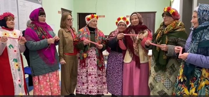 Ансамбль «Русские напевы» голосует всей творческой семьей