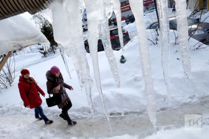 Пришла весна, пора убирать снег с крыш