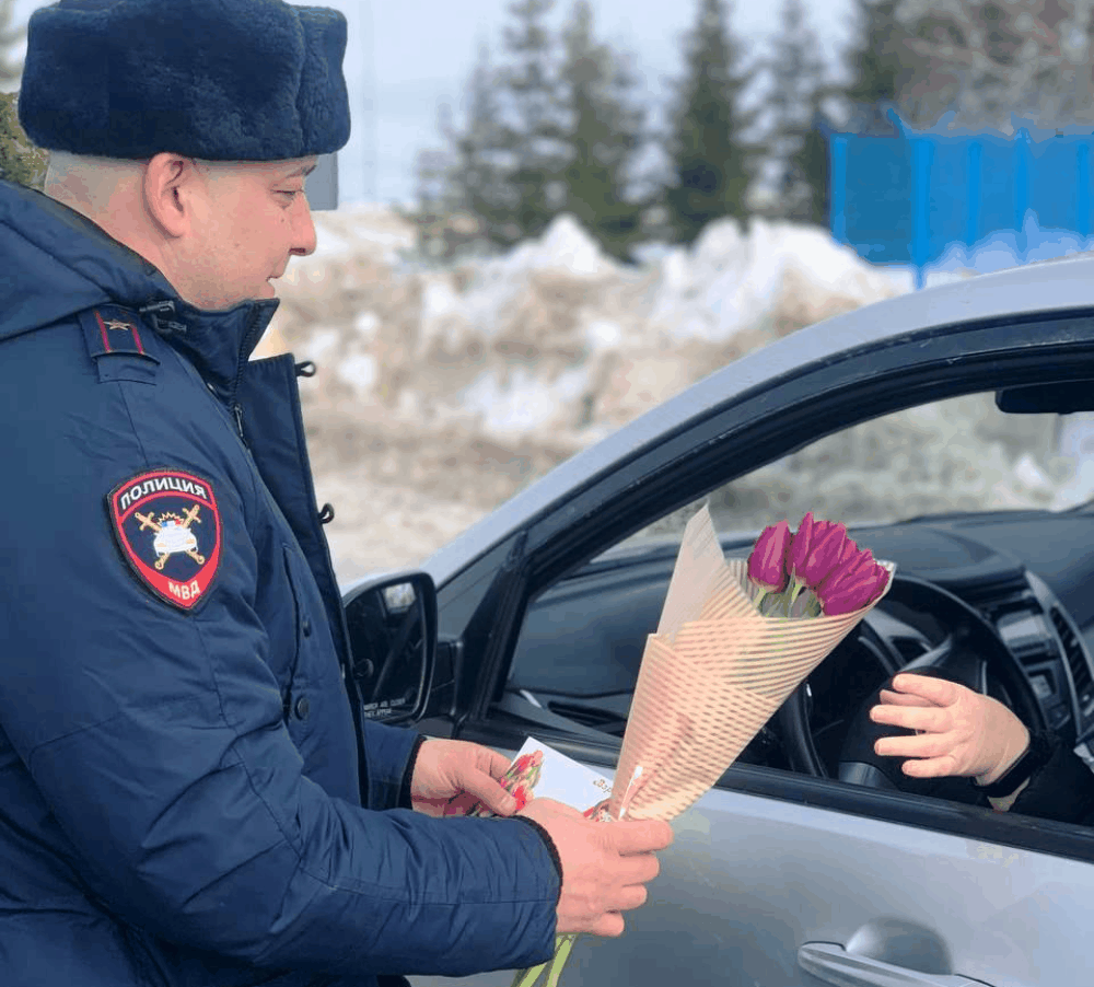Сотрудники ГИБДД поздравили лаишевских женщин-автолюбителей с наступающим 8 Марта