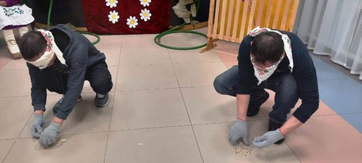 Молодые семьи Атабаево состязались в шуточных конкурсах