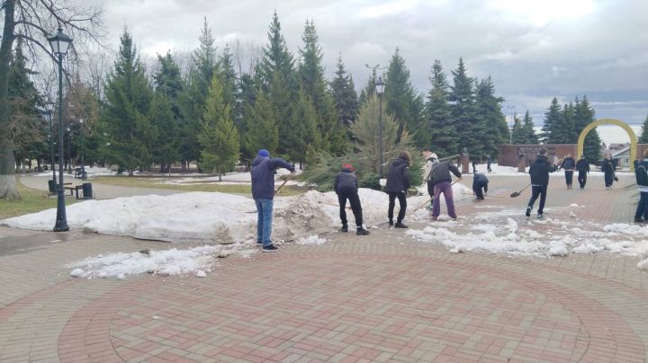 Ученики школы №2 убираются в парке Победы в городе Лаишево