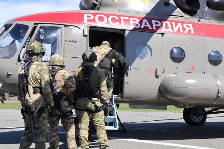 Сотрудники спецподразделений отрабатывали десантирование в Лаишевском районе Татарстана