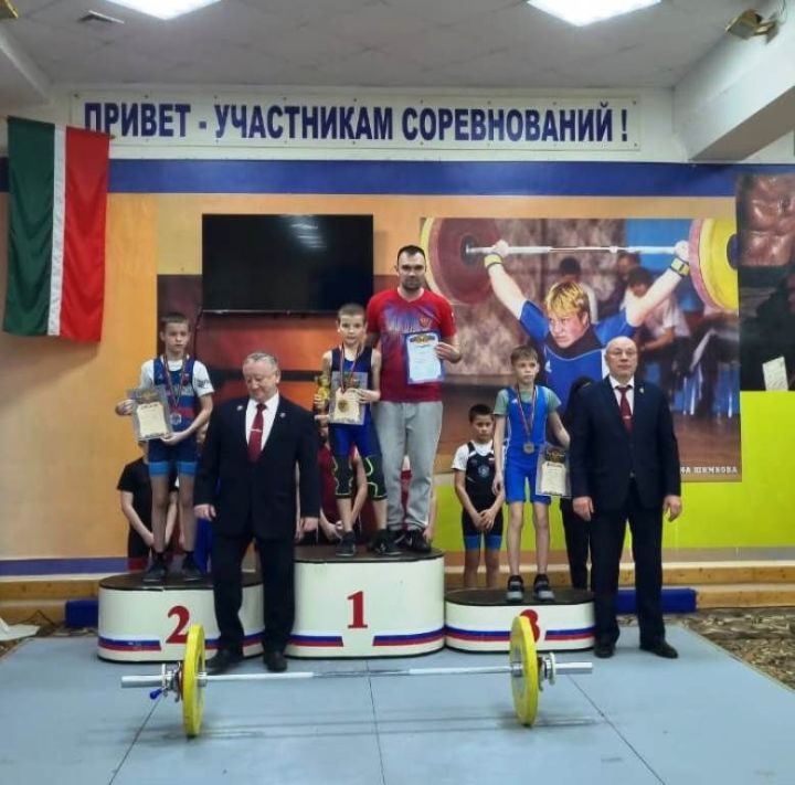 Триумфальное выступление на Всероссийских соревнованиях по тяжелой атлетике в Бугульме