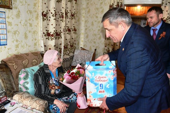Глава Лаишевского района поздравил бывших узниц концлагерей и жительниц блокадного Ленинграда с Днем Победы