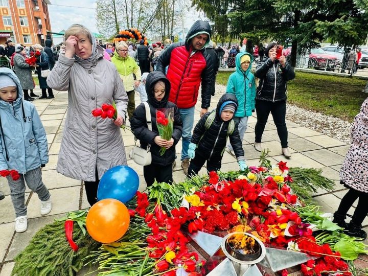 Жители Лаишевского района возложили цветы к памятнику участникам ВОВ