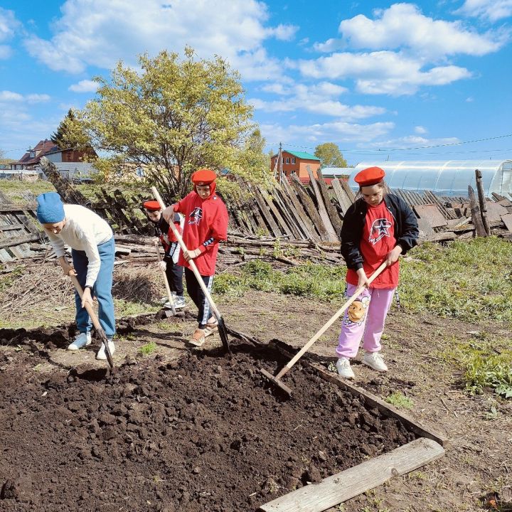 Юнармейцы Лаишевского района пришли на помощь одинокому пенсионеру
