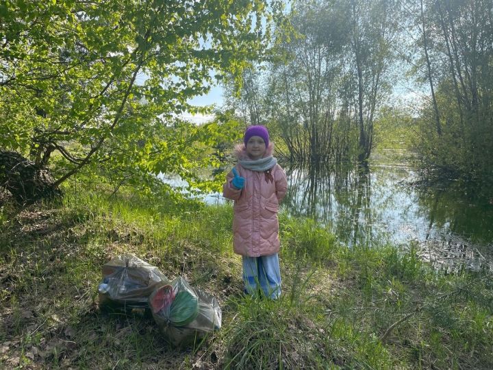 Дети Лаишевского района чистят берега озера и изучают его фауну