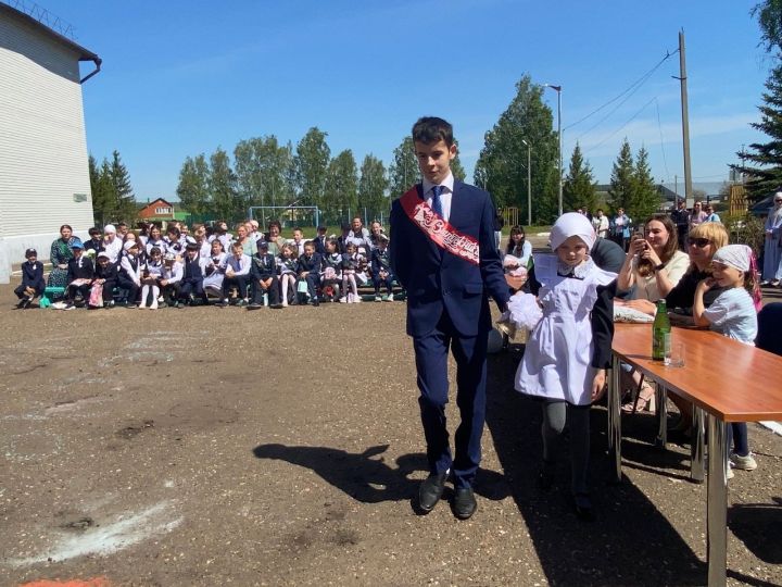 Выпускников Пелевской школы Лаишевского района поздравили учителя и родители