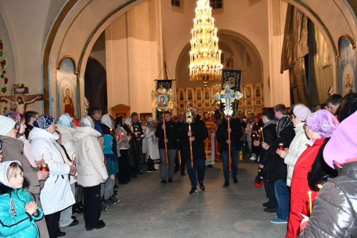 В Свято-Троицком Архиерейском подворье г. Лаишева прошла торжественная церковная служба