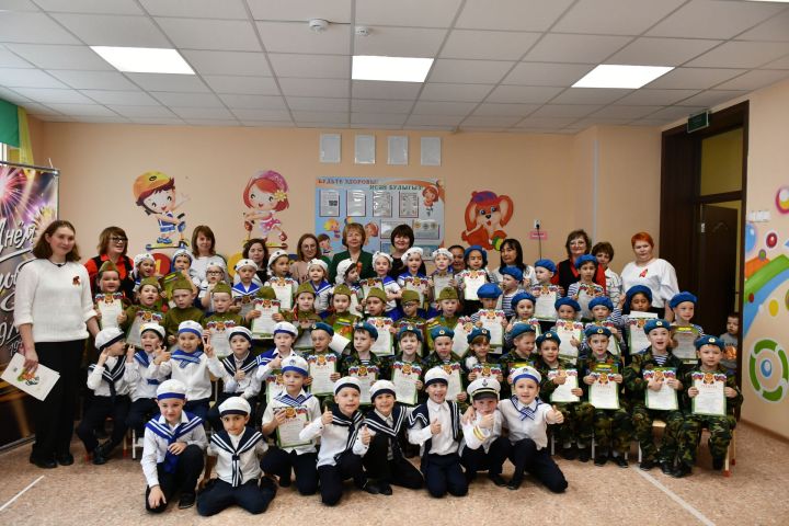 В детском саду «Рябинка» прошел второй этап конкурса строя и песни для дошкольников