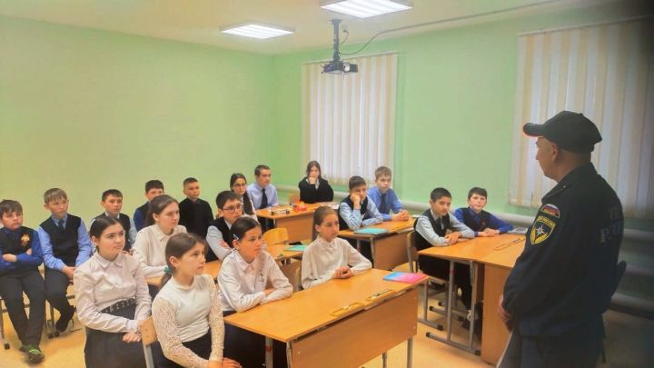 В Ташкирменской школе состоялась встреча с сотрудником ГИМС
