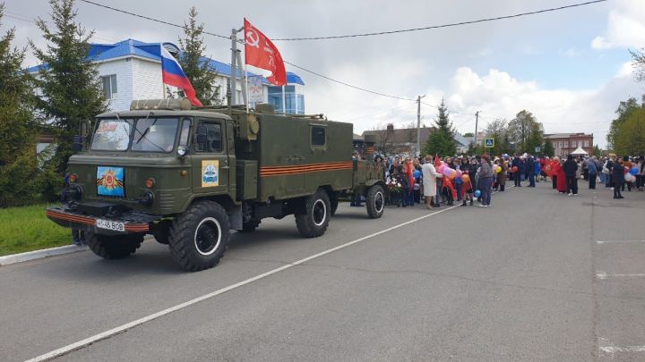 Лаишевцы ждут начала митинга ко Дню Победы