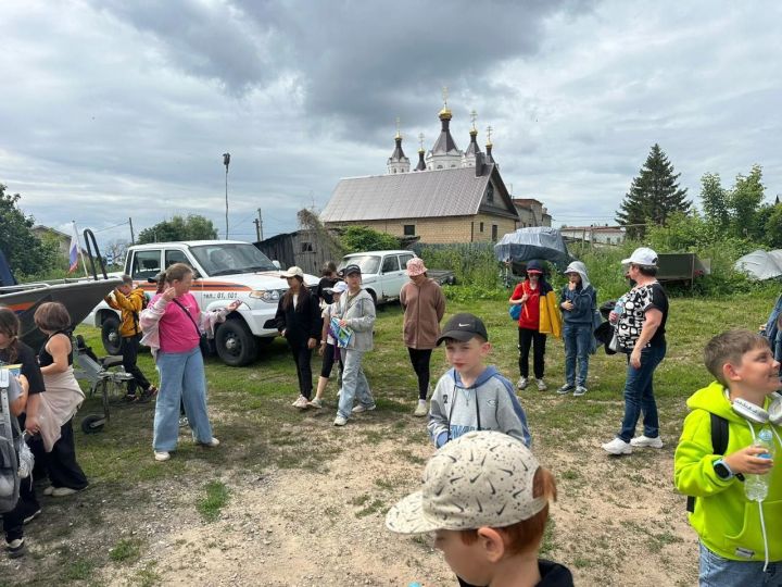 Спасатели познакомили лаишевских ребят со средствами спасения на воде