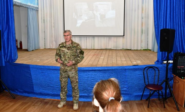 От волонтера до контрактника: житель деревни Орел рассказал ребятам о солдатских буднях в зоне СВО.