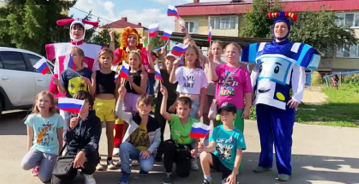 Юные жители Лаишева поздравили горожан с Днем флага России