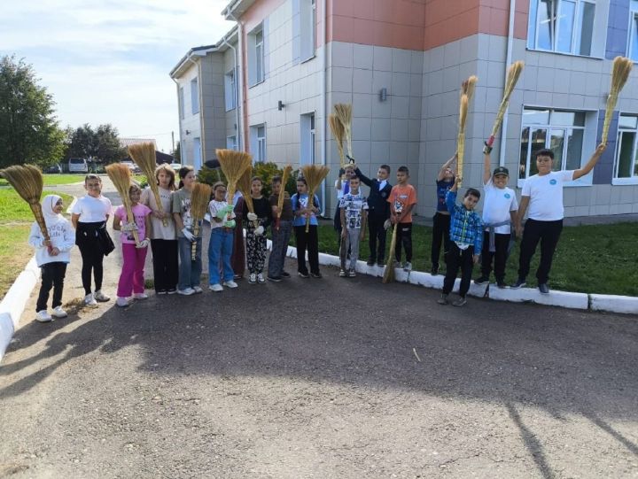 Учащиеся Лаишевского района провели первый субботник в новом учебном году