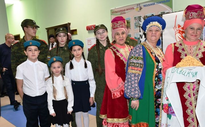 Сдобным караваем и чак-чаком встречали гостей в СДК села Именьково