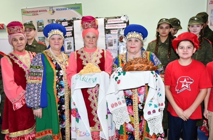 Имәнкискә авылы мәдәният йортында кунакларны тәмле икмәк һәм чәкчәк белән каршы алдылар