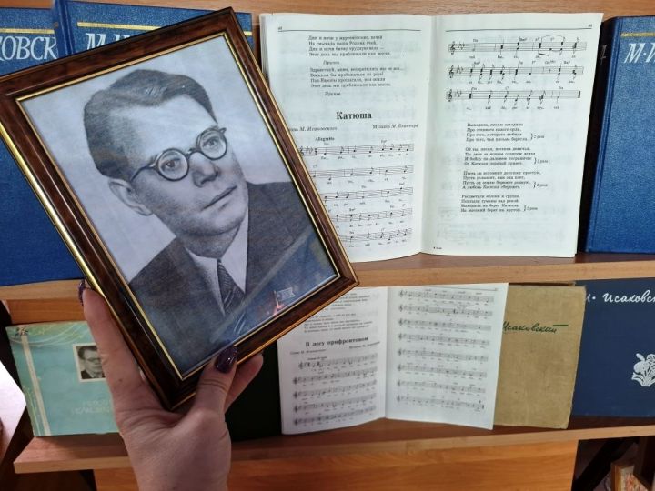 В Центральной библиотеке Лаишева оформлена книжная выставка «Жизнь сквозь песенные строки»